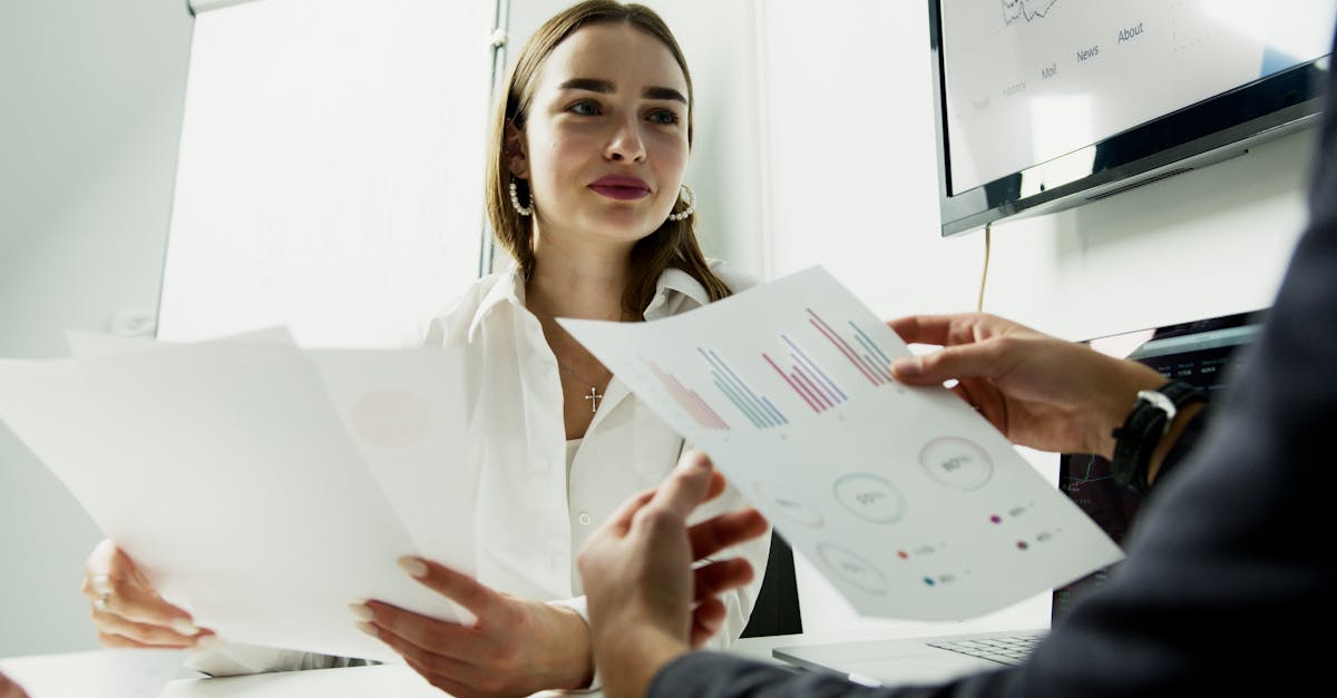 如何从微观和宏观角度来理解技术支持辅助对于游戏产业的影响？